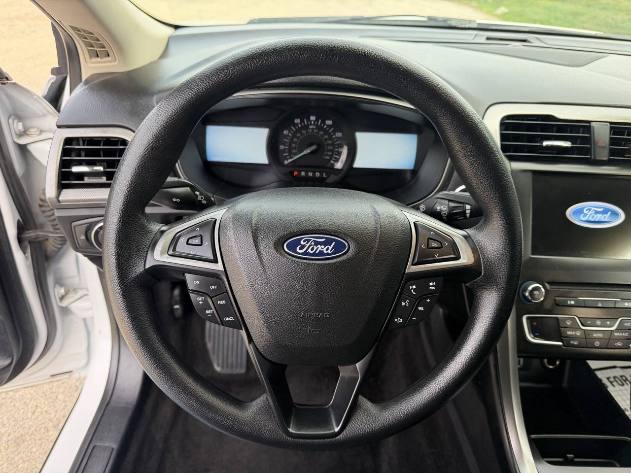 Used 2018 Ford Fusion SE w/ Fusion SE Technology Package FWD image 16
