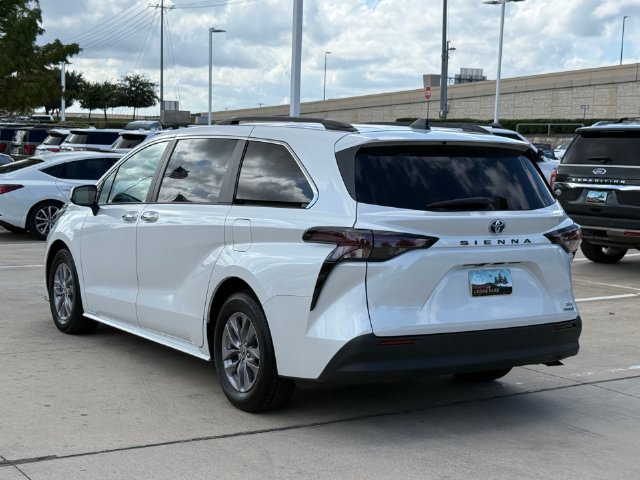 Used 2023 Toyota Sienna XLE FWD image 10