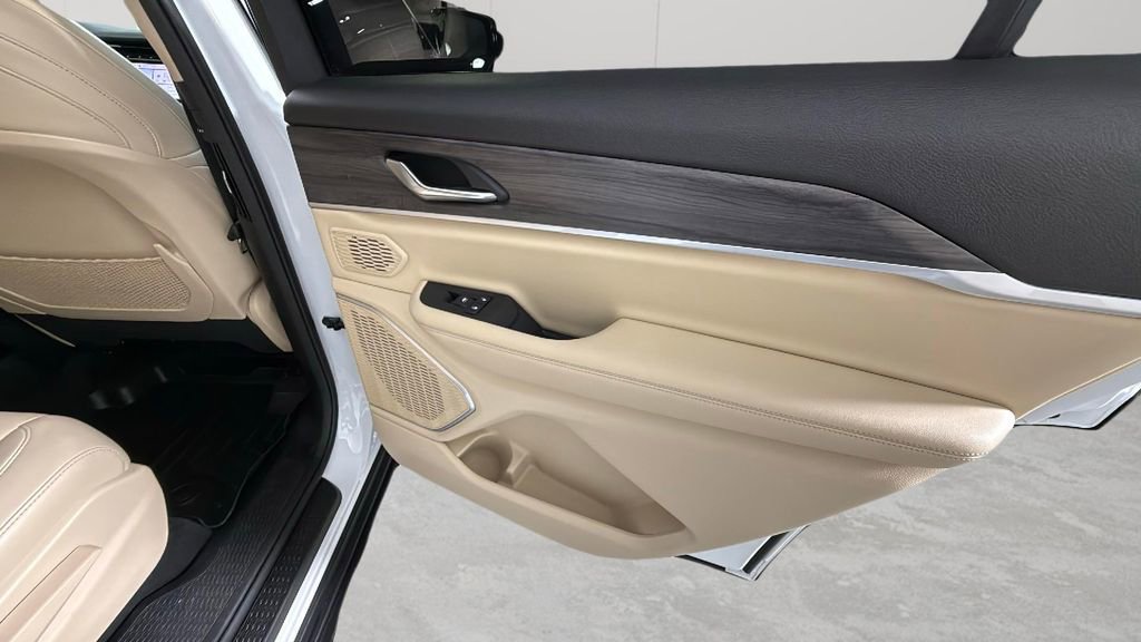 Used 2022 Jeep Grand Cherokee L Limited w/ Black Appearance Package image 33