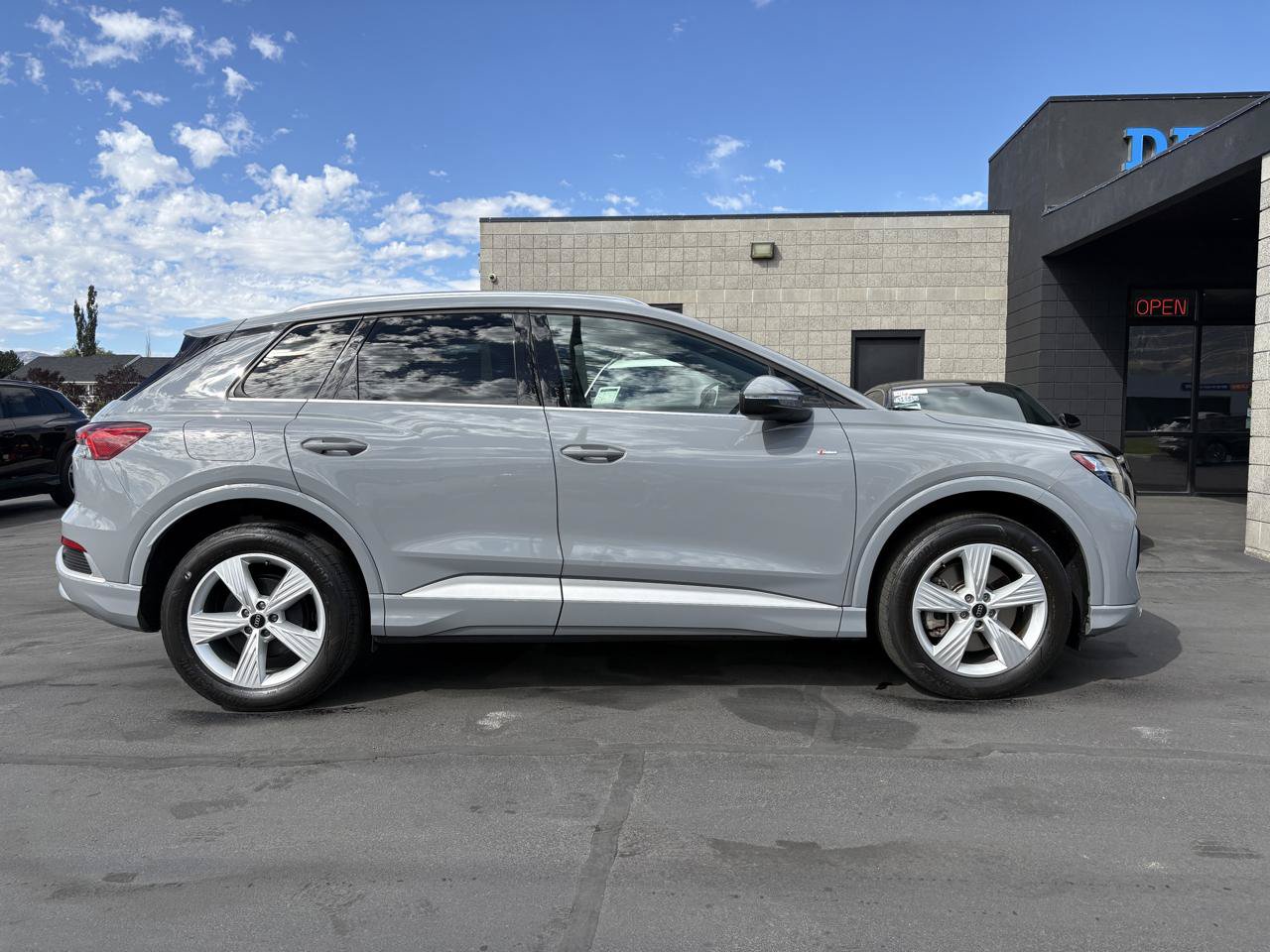 Used 2024 Audi Q4 e-tron Premium w/ Convenience Package AWD/4WD image 4