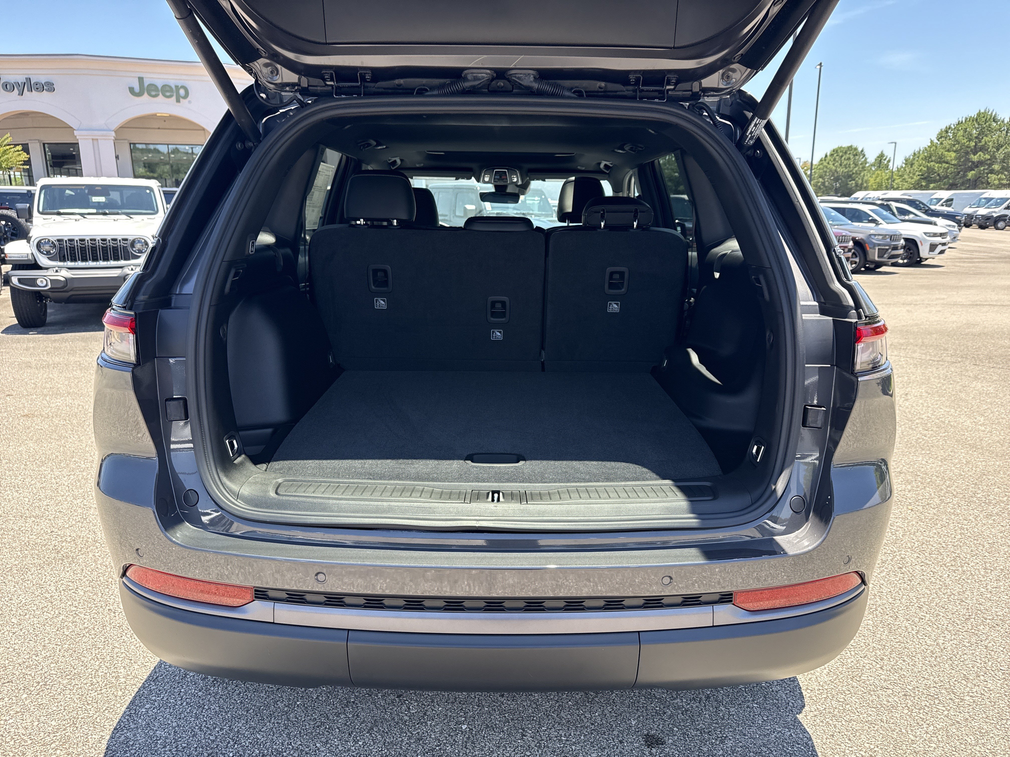 New 2026 Jeep Grand Cherokee Altitude RWD image 19