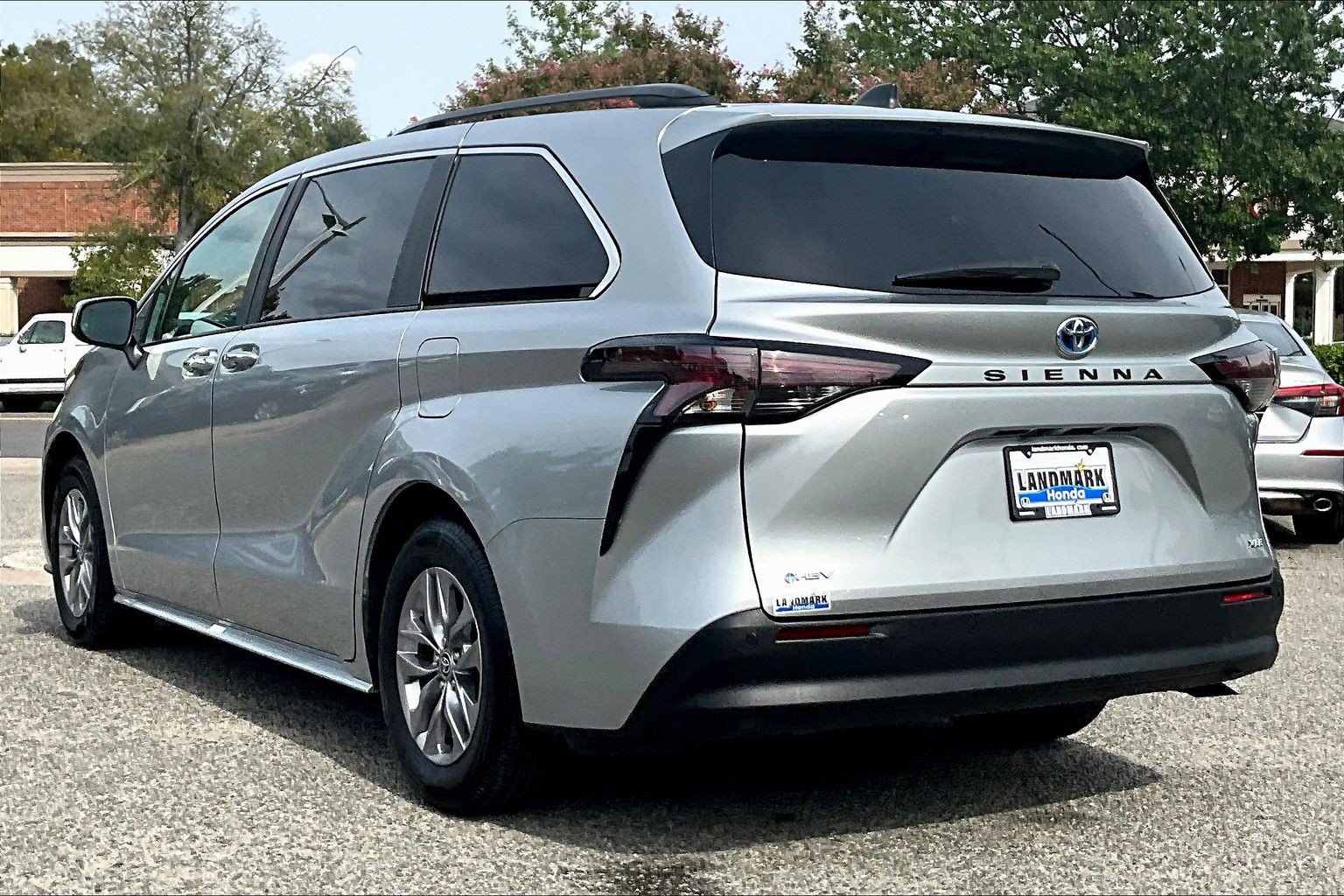 Used 2025 Toyota Sienna XLE FWD image 12