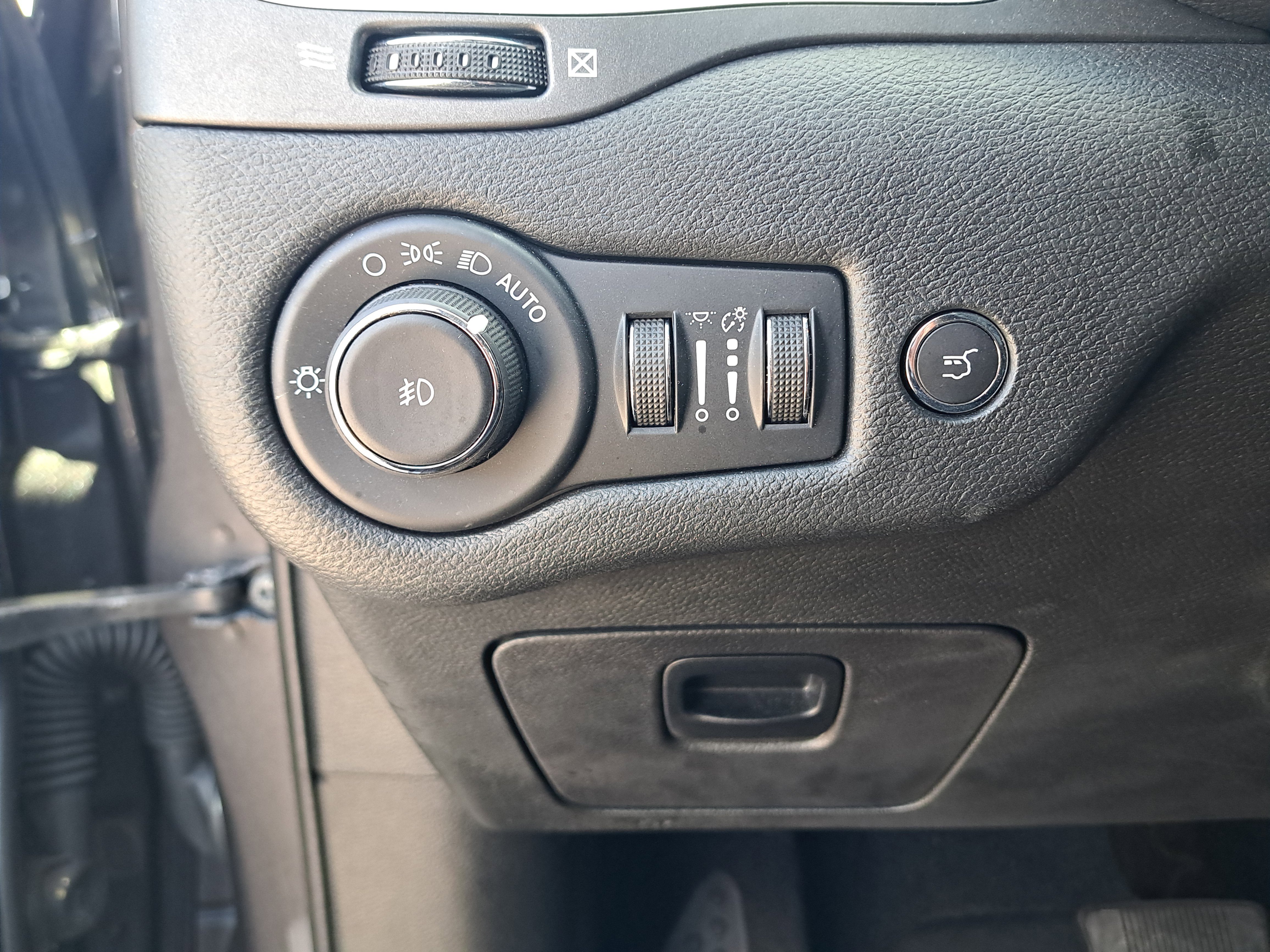 Used 2022 Jeep Cherokee Trailhawk w/ Premium Leather Package image 22