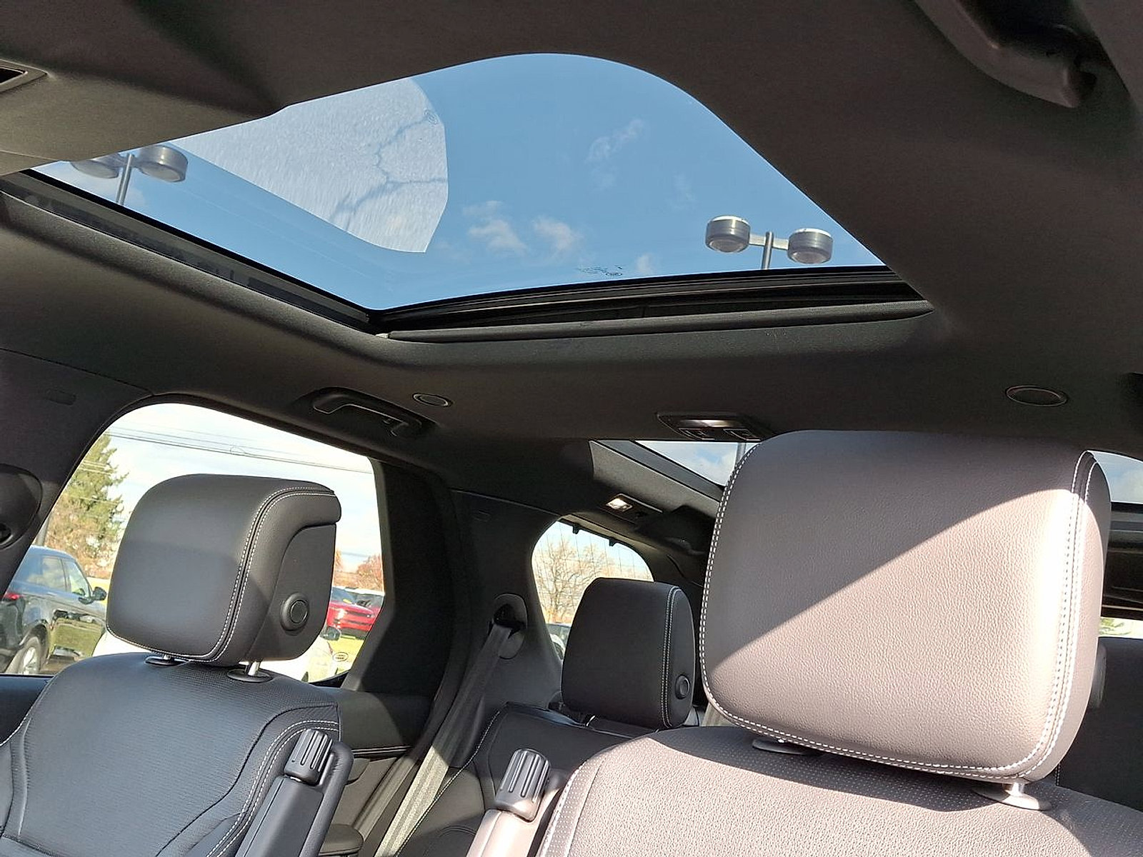 Used 2024 Land Rover Discovery Dynamic SE image 27