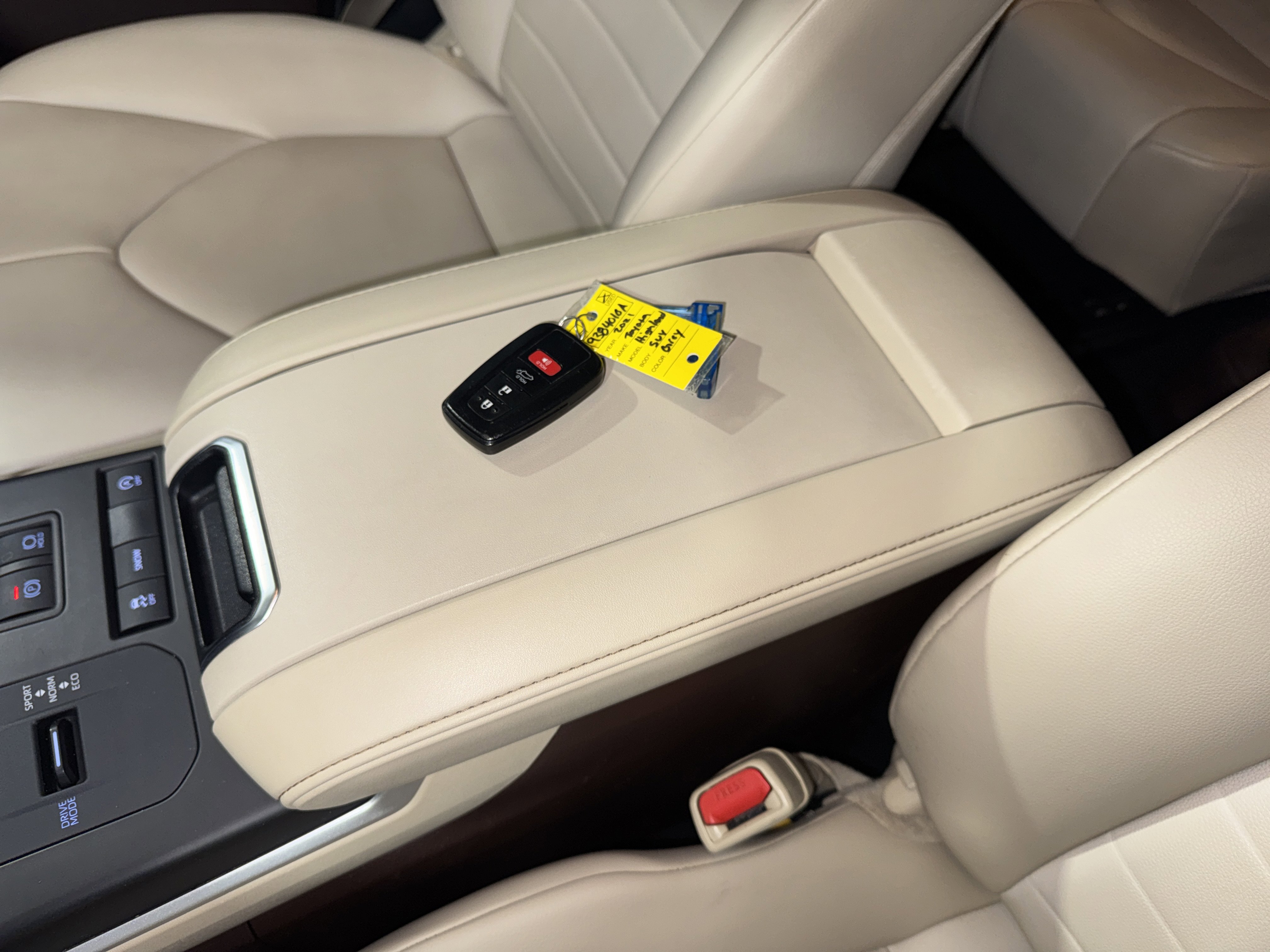 Used 2021 Toyota Highlander XLE image 31