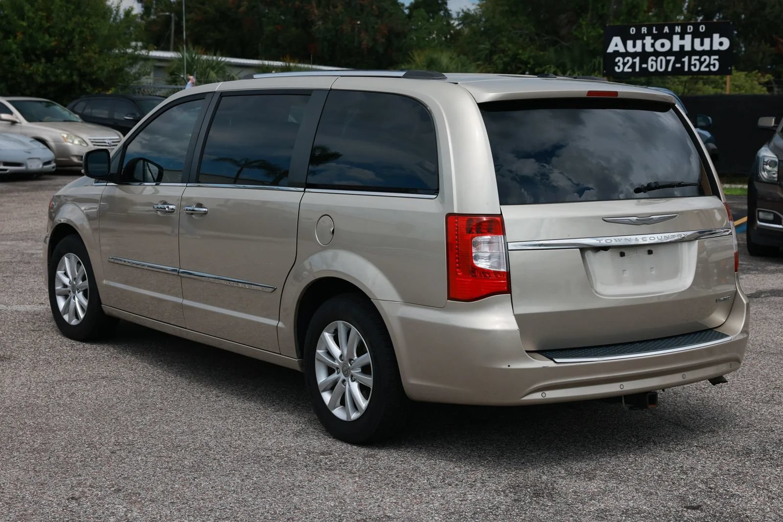 Used 2015 Chrysler Town & Country Limited Platinum FWD image 3