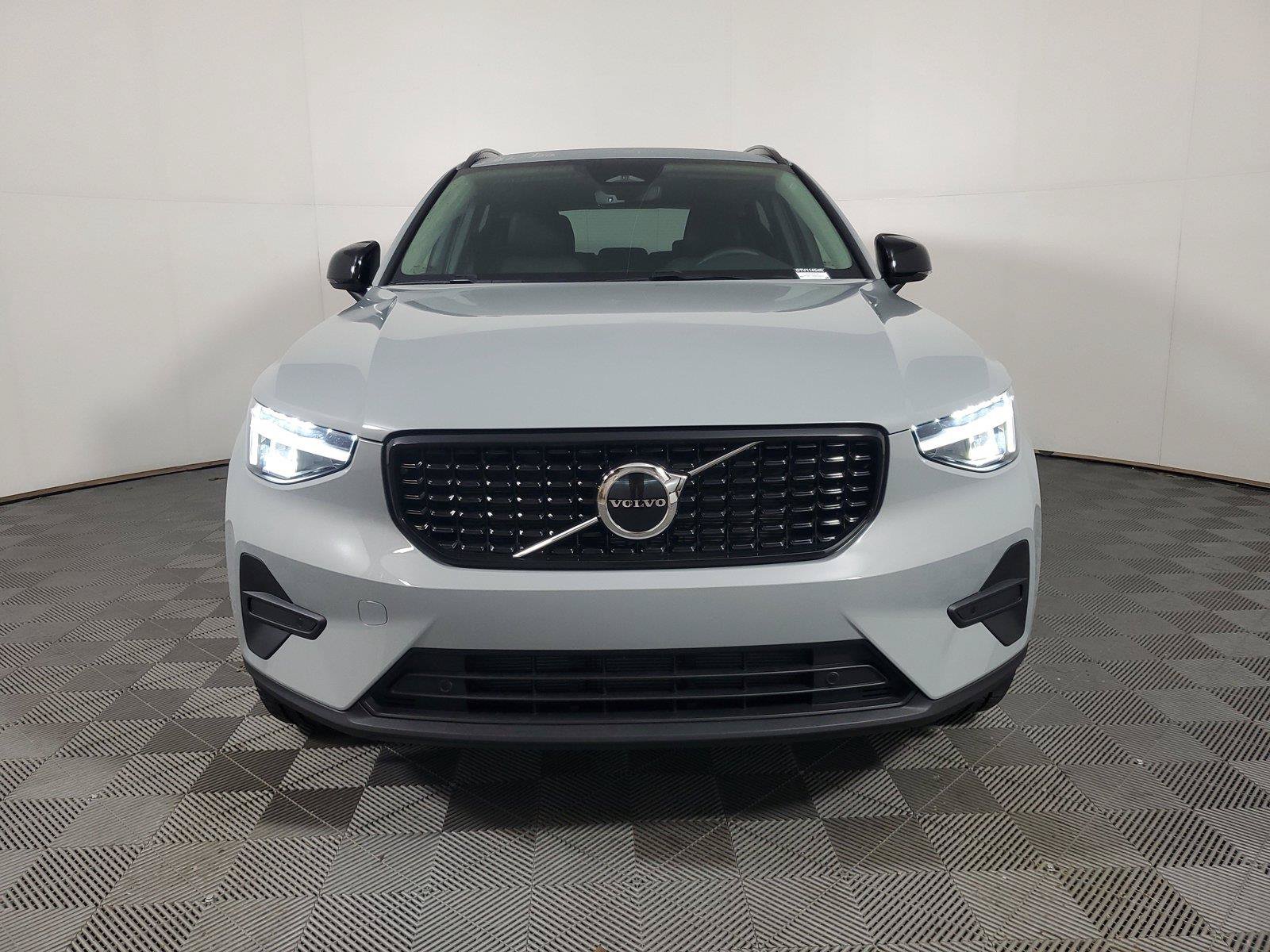 Used 2026 Volvo XC40 B5 Core AWD/4WD image 2