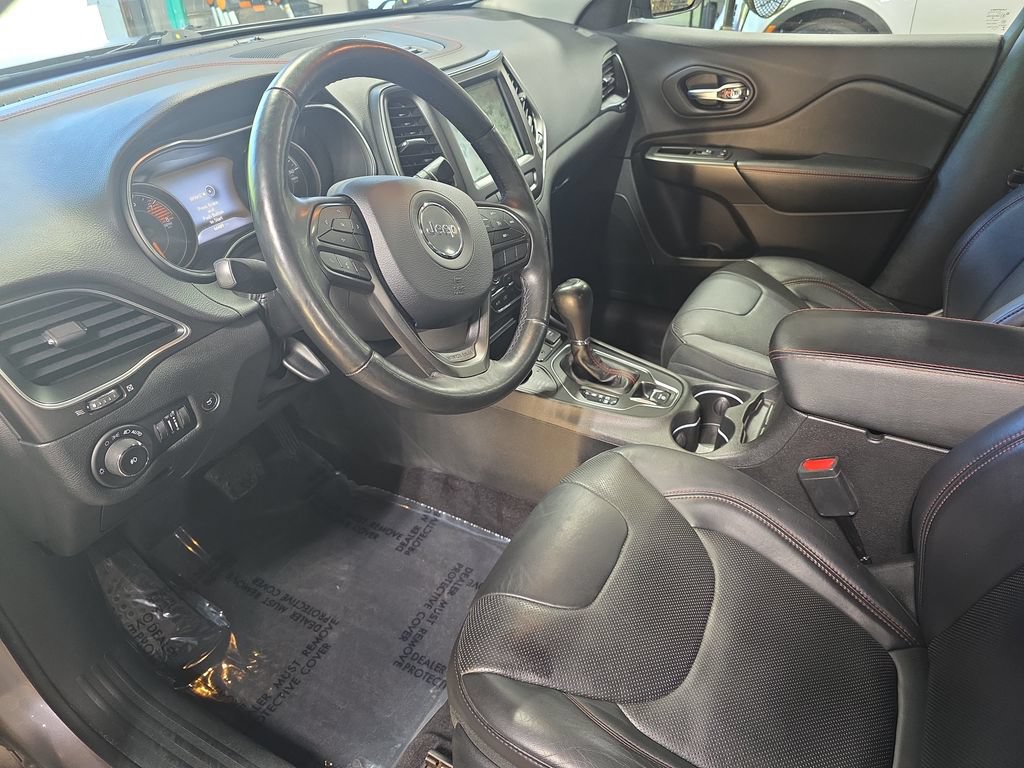 Used 2019 Jeep Cherokee Trailhawk AWD/4WD image 16