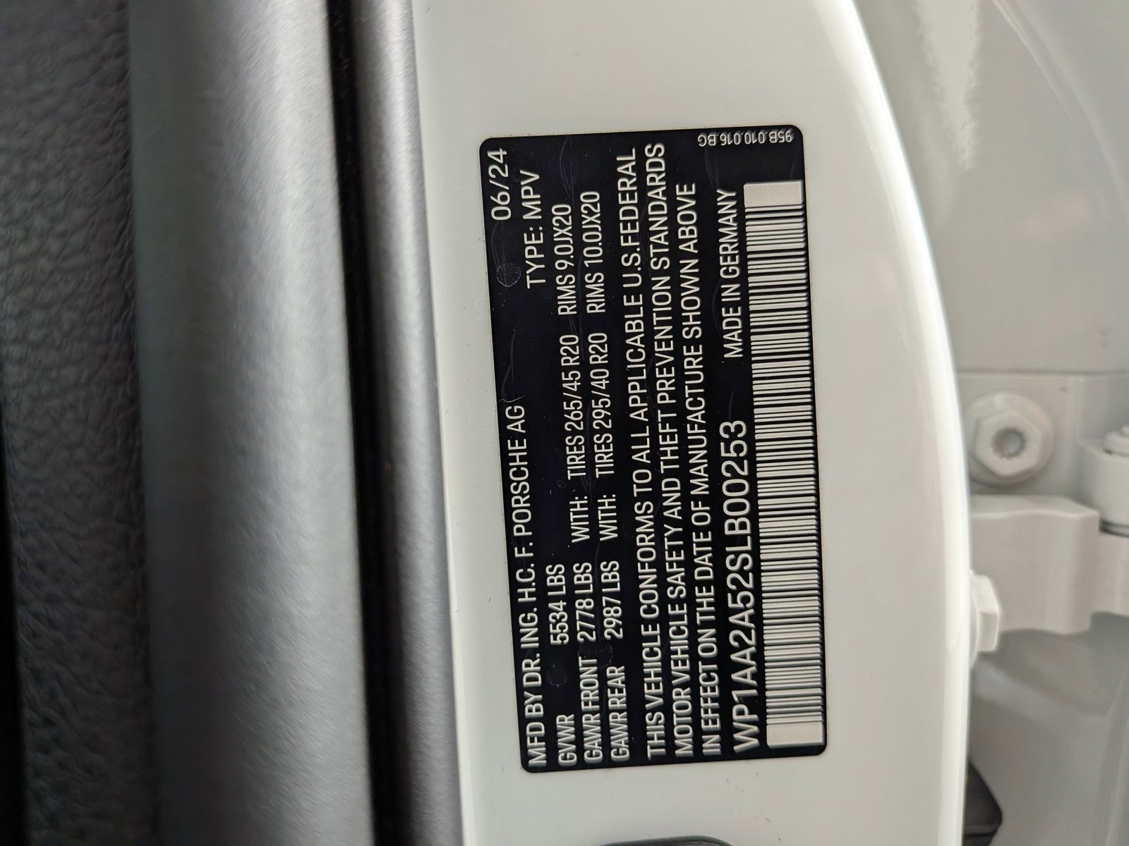 Certified 2025 Porsche Macan AWD/4WD image 21