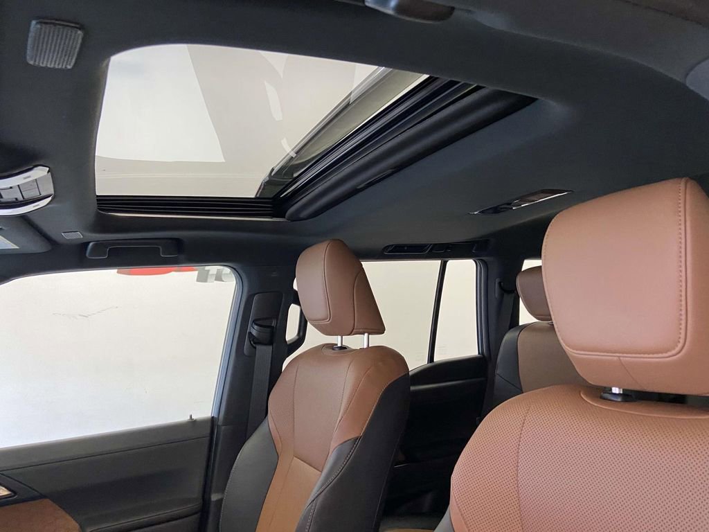 Used 2024 Lexus GX 550 w/ Accessory Package (2T) AWD/4WD image 16
