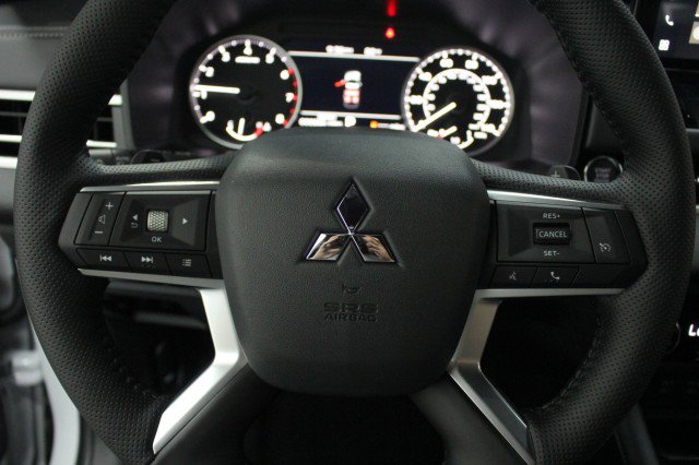 New 2026 Mitsubishi Outlander LE FWD image 8