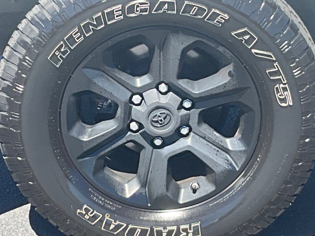 Used 2020 Toyota 4Runner SR5 AWD/4WD image 9