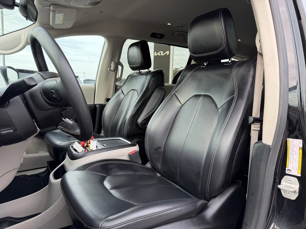 Used 2023 Chrysler Pacifica Touring-L FWD image 10