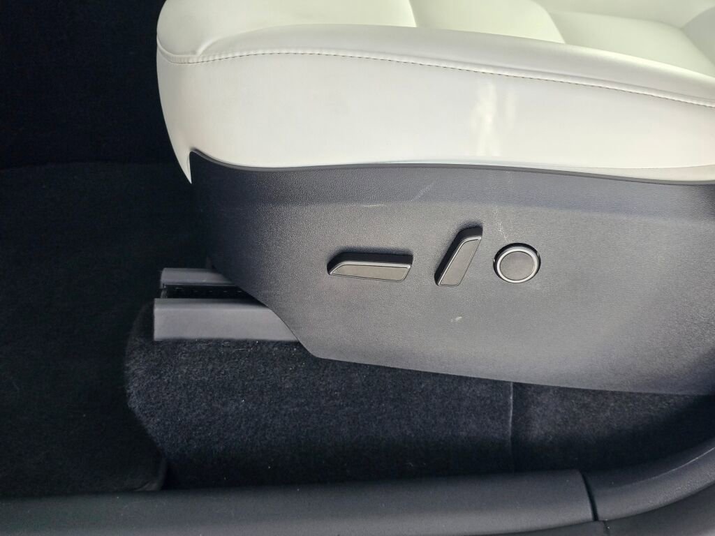 Used 2025 Tesla Model Y Long Range image 24