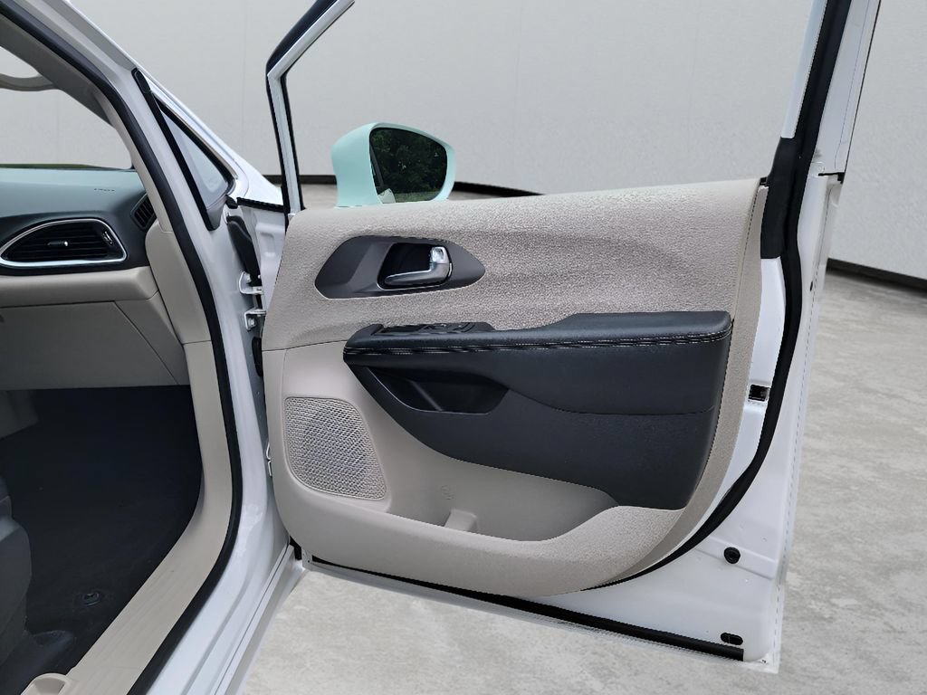 Used 2022 Chrysler Pacifica Touring-L FWD image 36