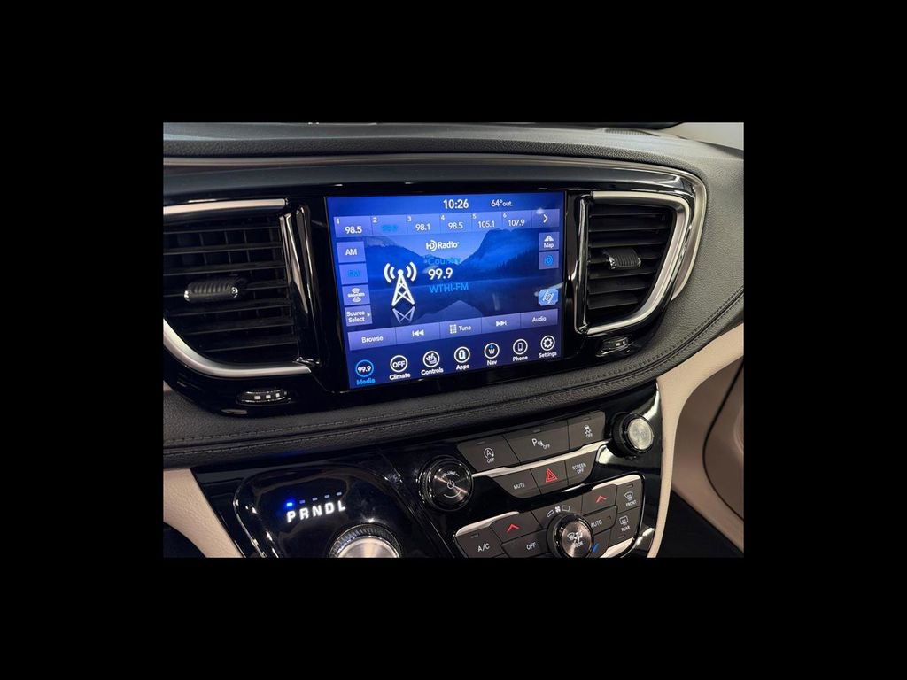 Used 2018 Chrysler Pacifica Limited w/ Tire & Wheel Group FWD image 22