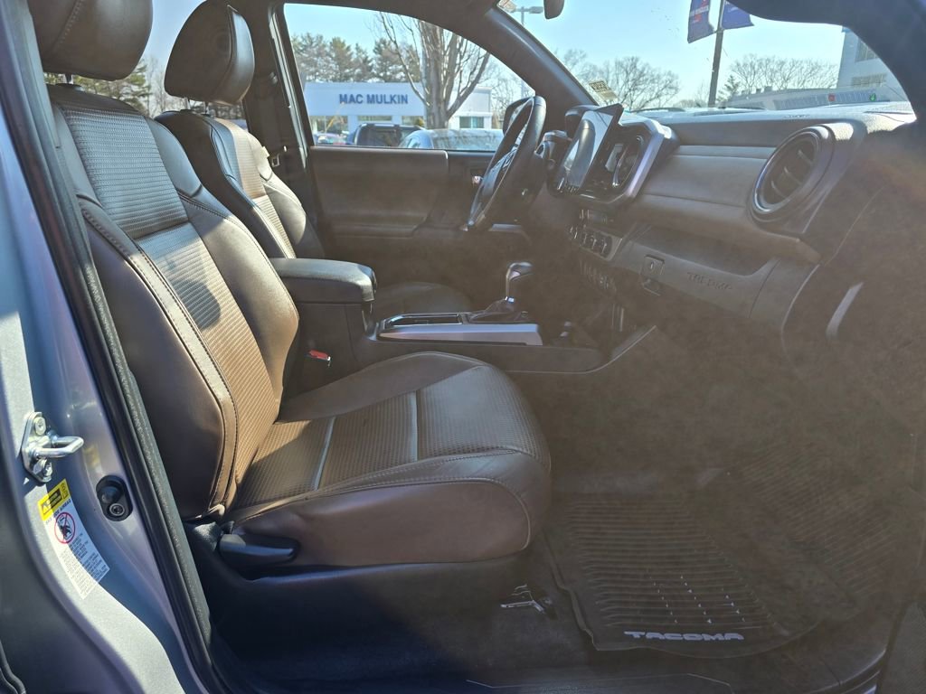 Used 2016 Toyota Tacoma Limited w/ Towing Package image 12
