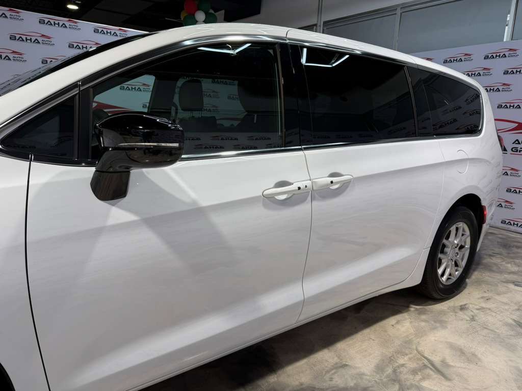Used 2025 Chrysler Pacifica Select image 6