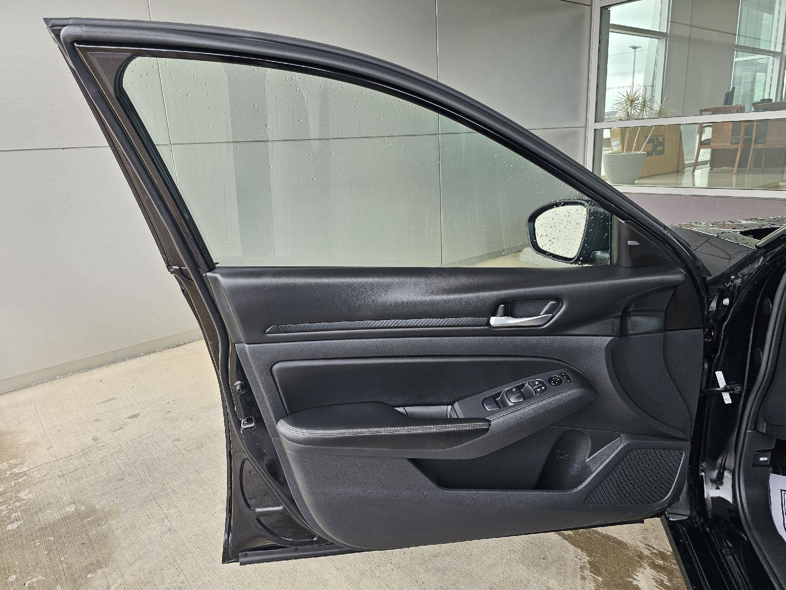 Used 2024 Nissan Altima 2.5 SV FWD image 18