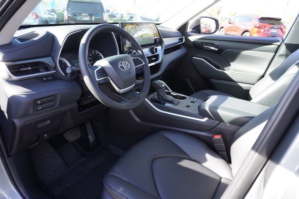 Used 2025 Toyota Highlander XLE image 18