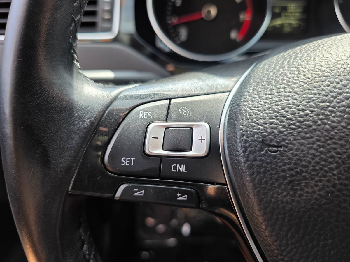 Used 2015 Volkswagen Jetta SEL FWD image 31
