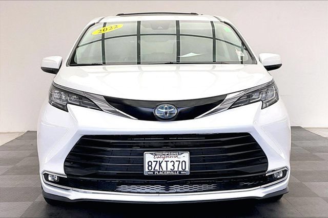 Used 2022 Toyota Sienna XLE w/ XLE Plus Package FWD image 2