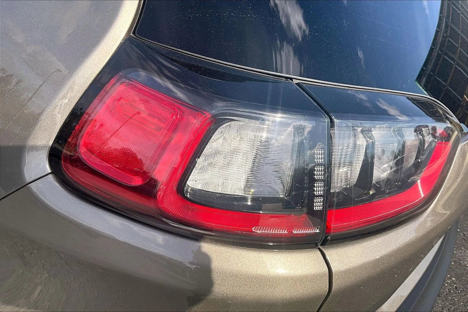 Used 2019 Jeep Cherokee Limited image 31