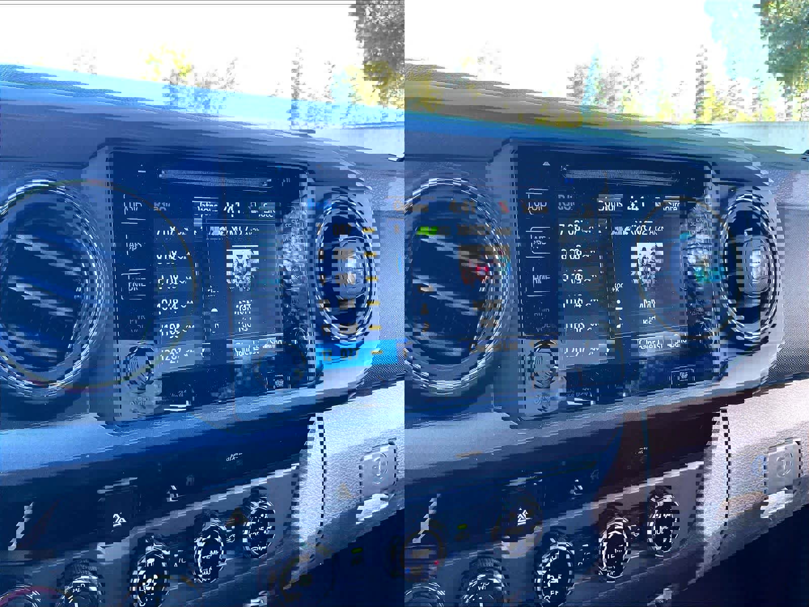 Used 2018 Toyota Tacoma TRD Off-Road w/ Technology Package image 22