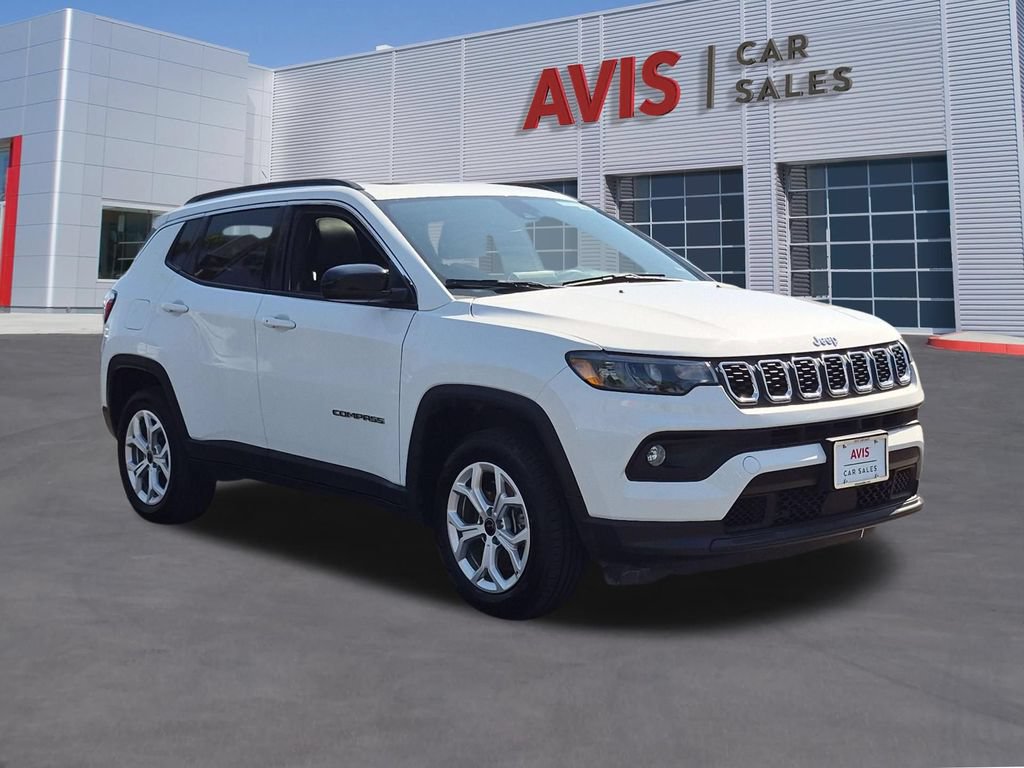 Used 2025 Jeep Compass Latitude w/ Sun & Sound Group AWD/4WD image 3