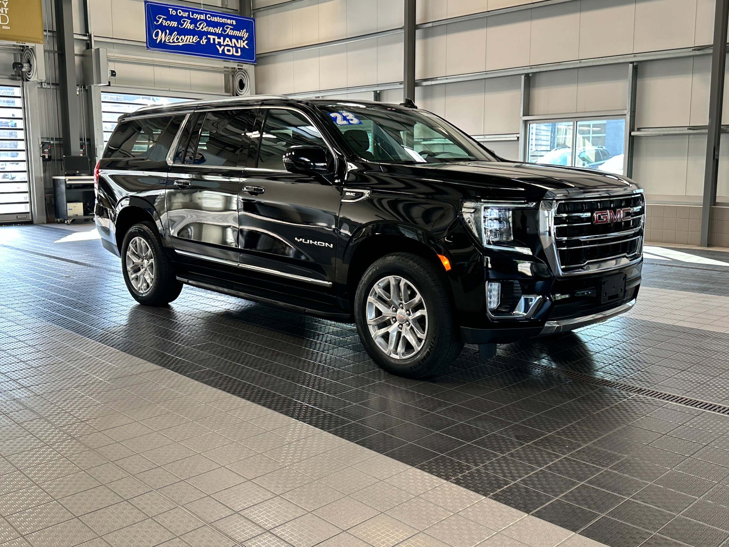 Used 2023 GMC Yukon XL SLT w/ SLT Premium Package AWD/4WD image 1