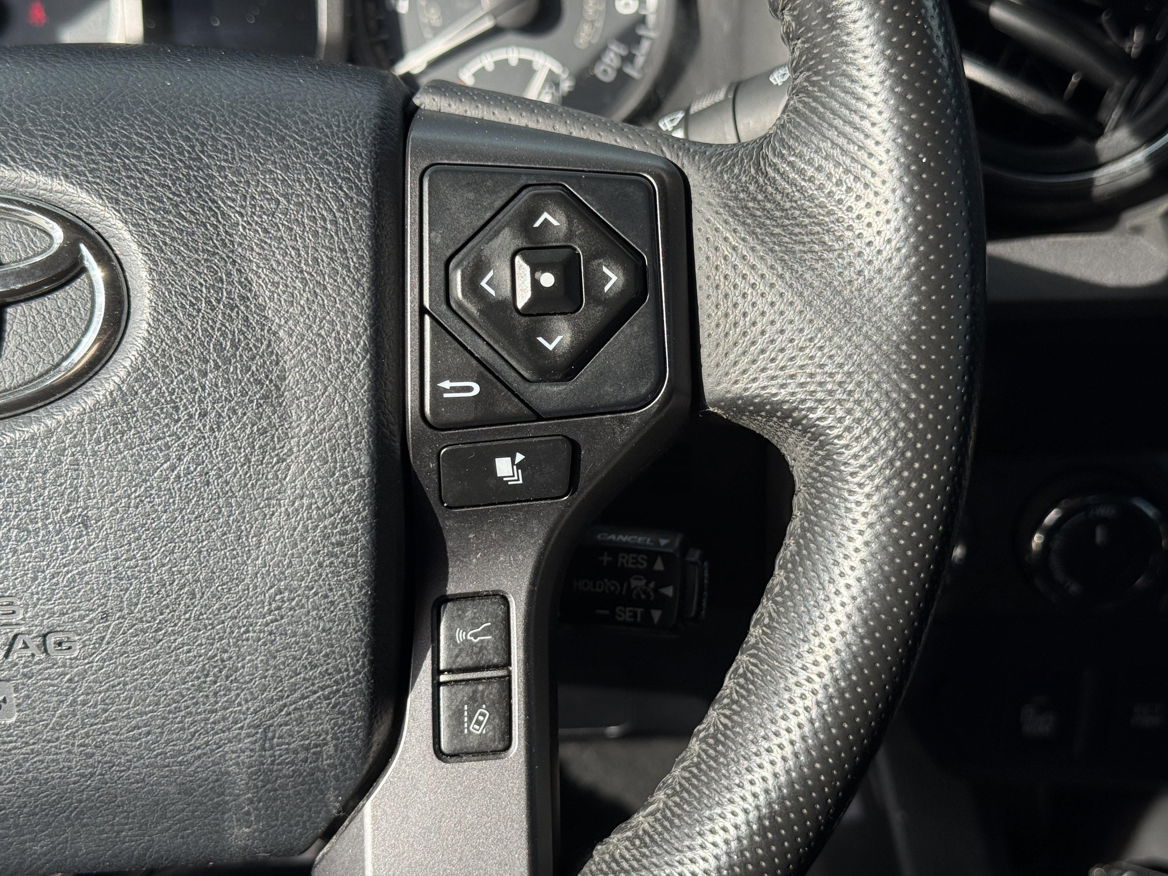 Used 2019 Toyota Tacoma TRD Off-Road w/ Technology Package AWD/4WD image 23