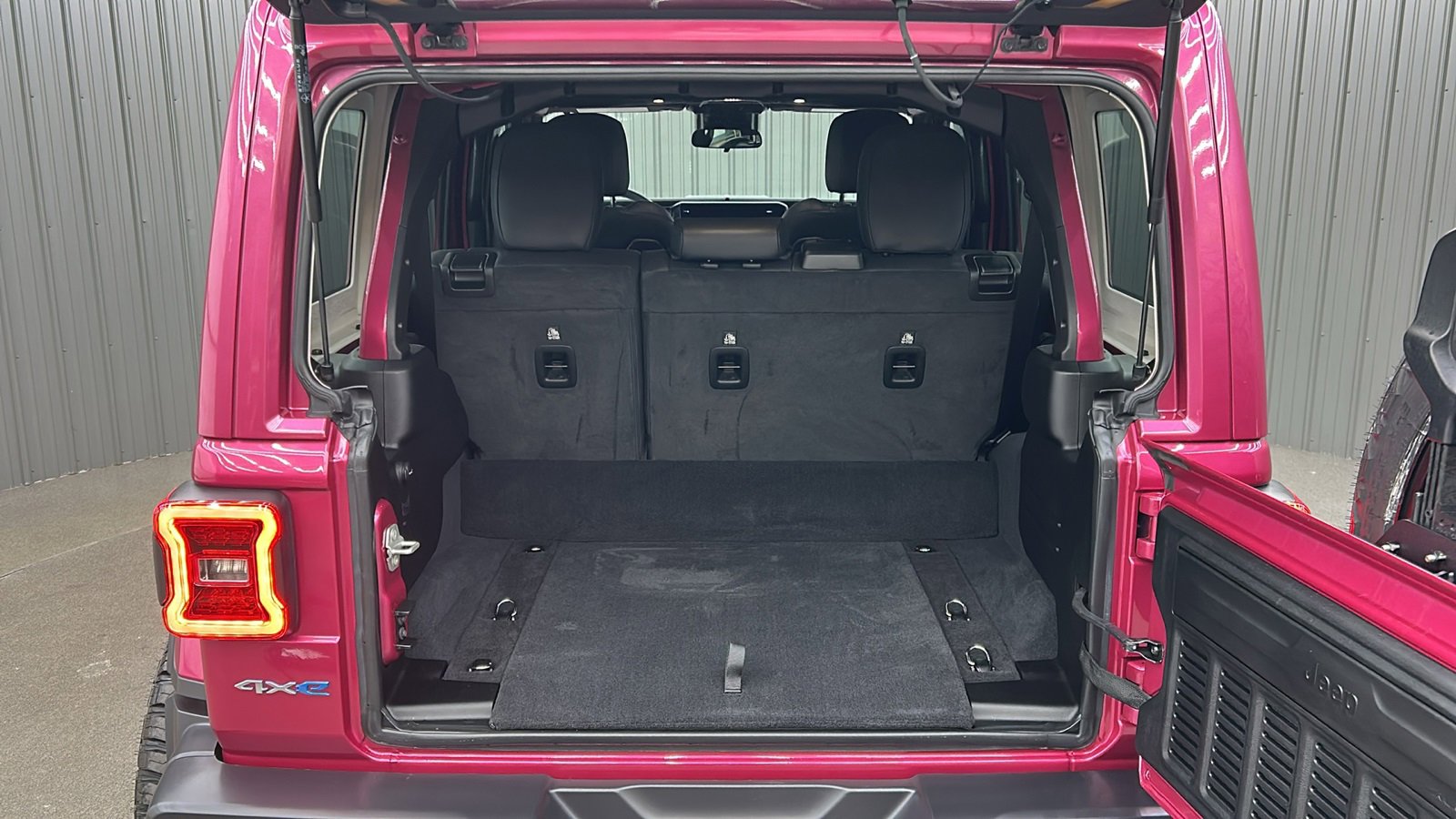 Used 2024 Jeep Wrangler Unlimited Sahara w/ Safety Group image 17