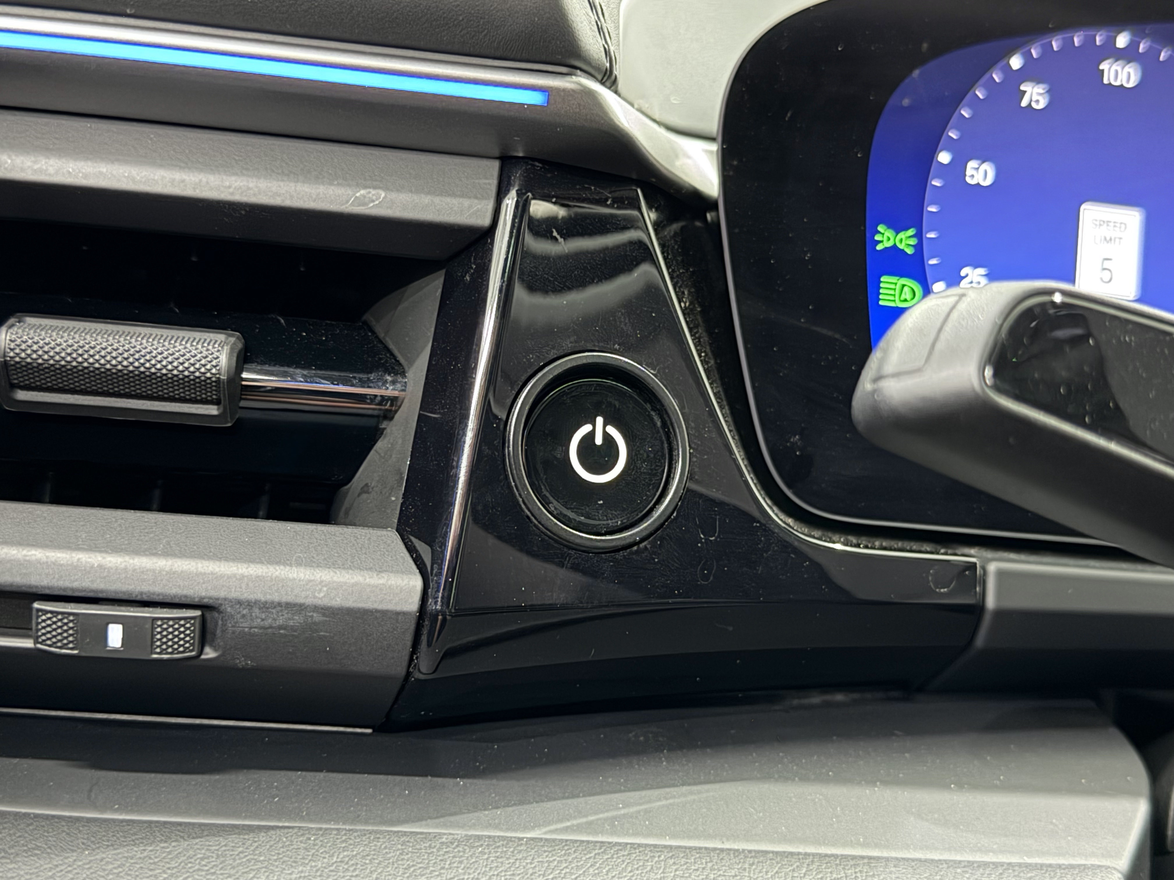 Certified 2025 Porsche Macan Electric RWD image 48