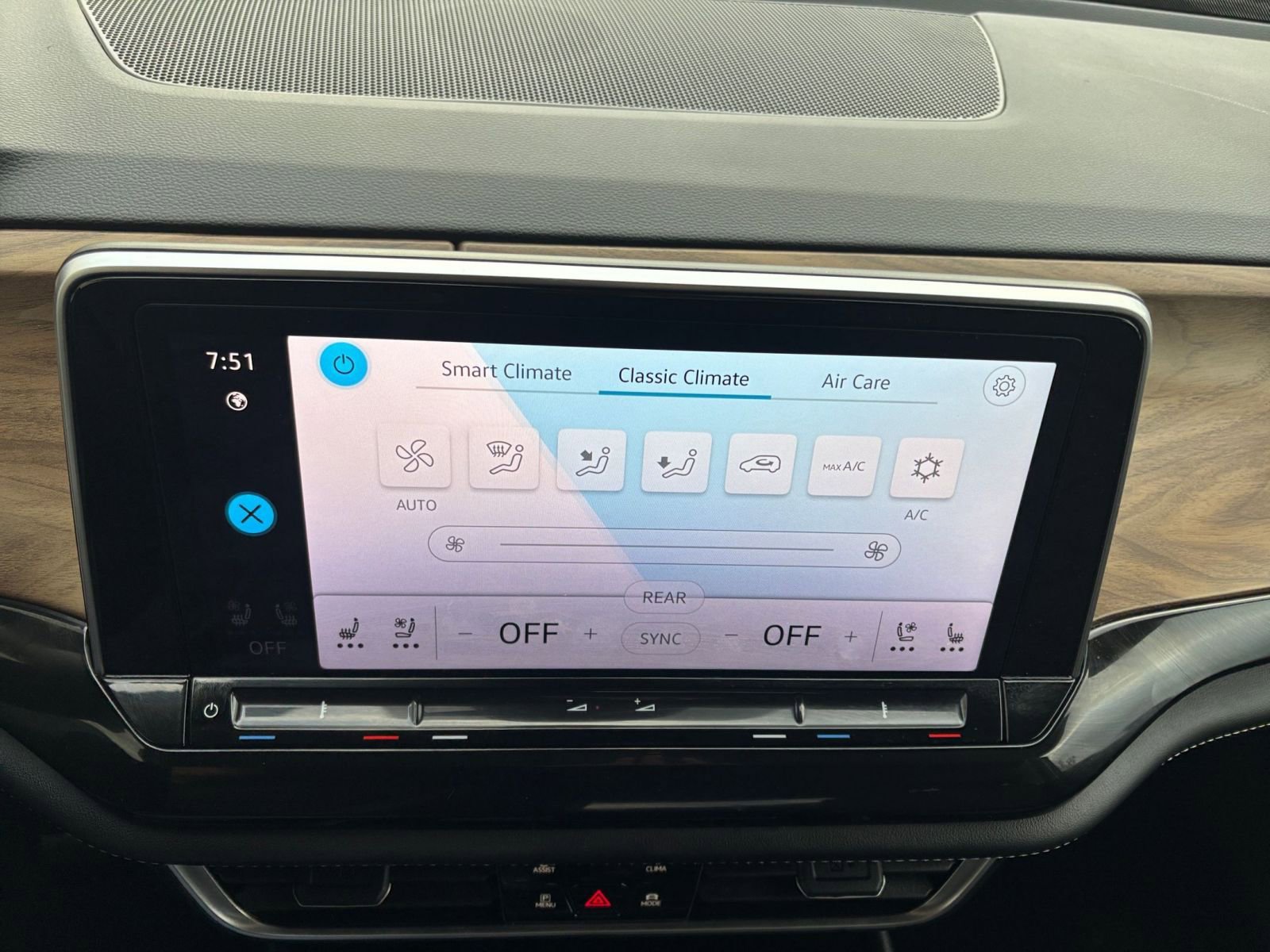 Used 2025 Volkswagen Atlas SE image 22