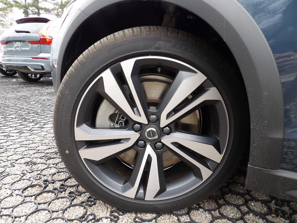 New 2026 Volvo V60 B5 Cross Country Plus w/ Protection Package Premier image 28