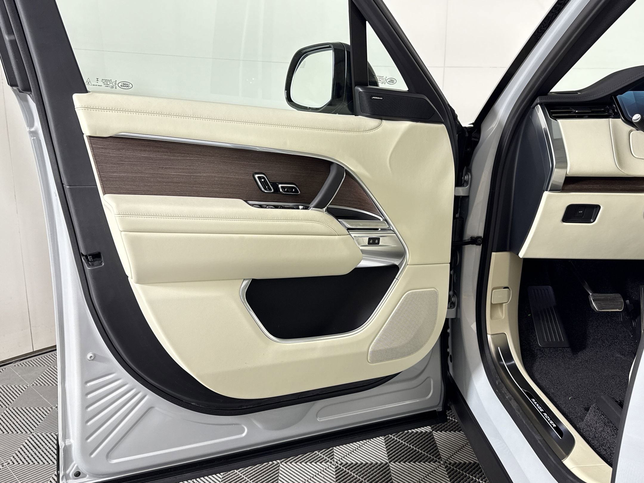 New 2026 Land Rover Range Rover SE AWD/4WD image 17