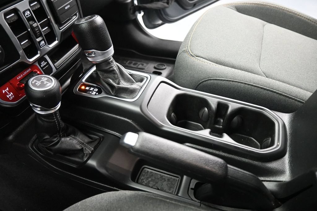 Used 2024 Jeep Wrangler Unlimited AWD/4WD image 15