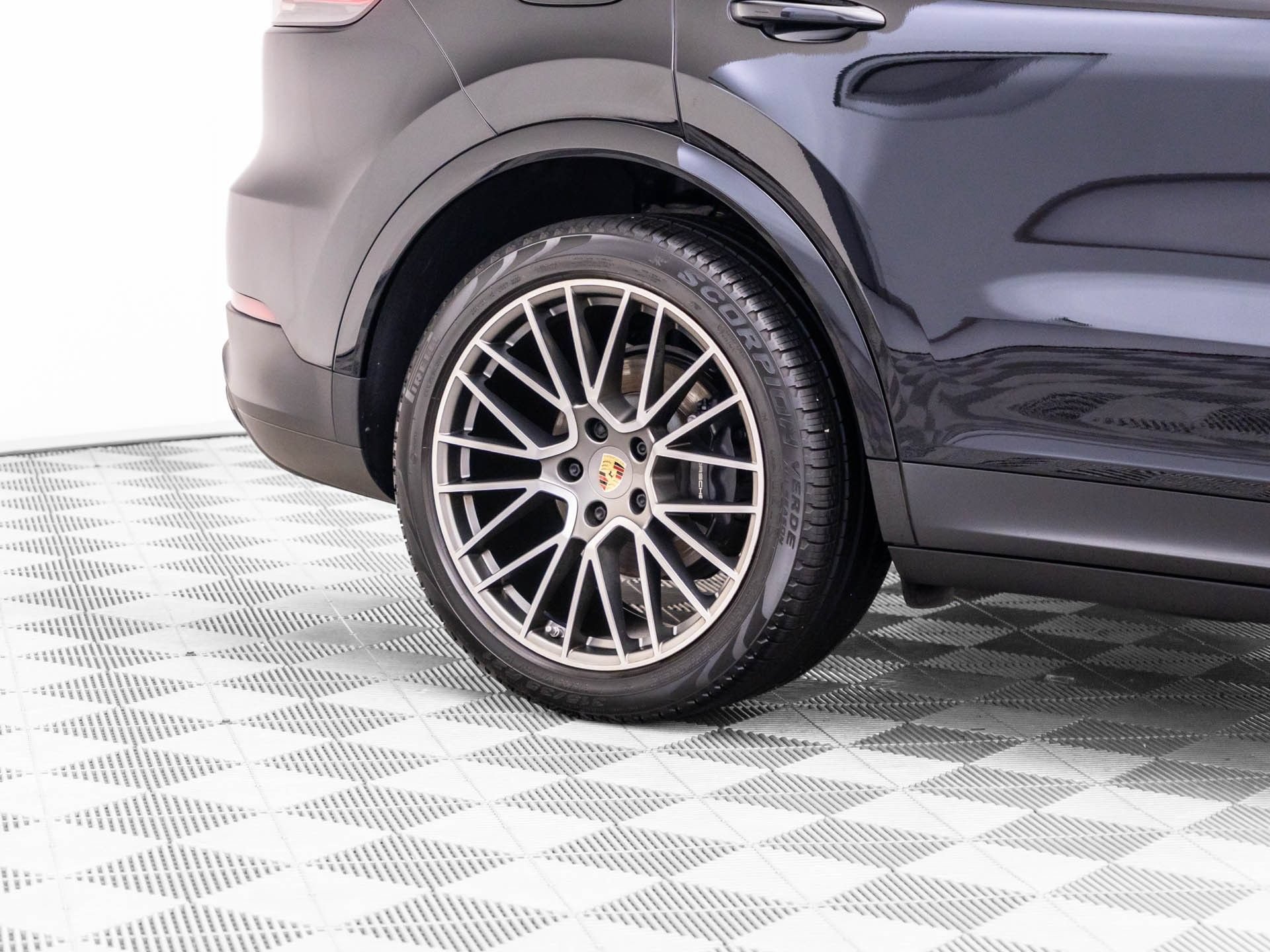 Certified 2023 Porsche Cayenne Platinum Edition AWD/4WD image 37