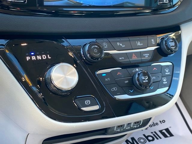 Used 2024 Chrysler Pacifica Touring-L image 12