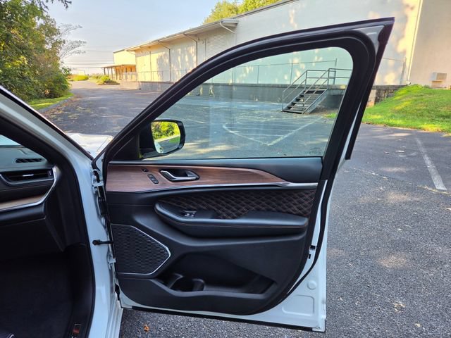 Used 2025 Jeep Grand Cherokee Summit w/ Obsidian Package AWD/4WD image 25