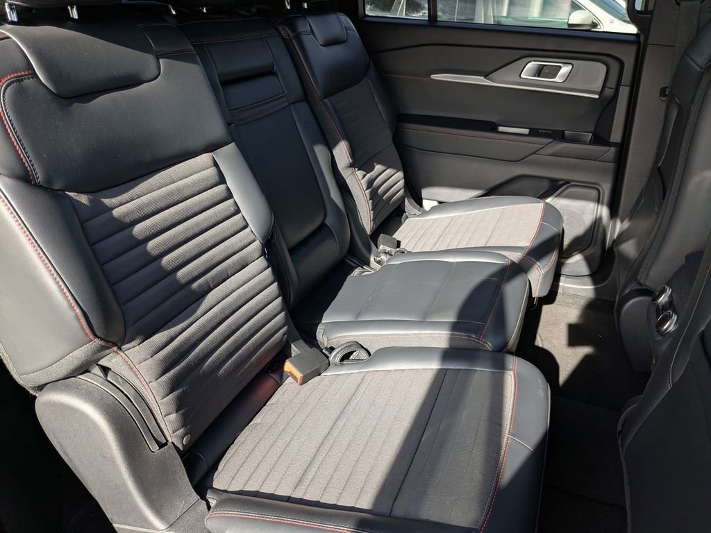 Used 2025 Ford Explorer ST-Line w/ ST-Line Street Pack AWD/4WD image 31