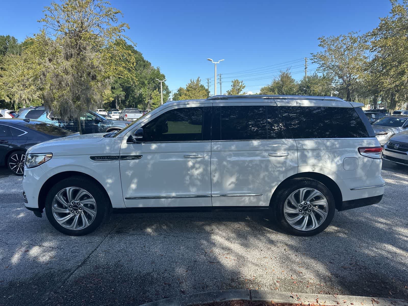 Used 2024 Lincoln Navigator Reserve AWD/4WD image 3