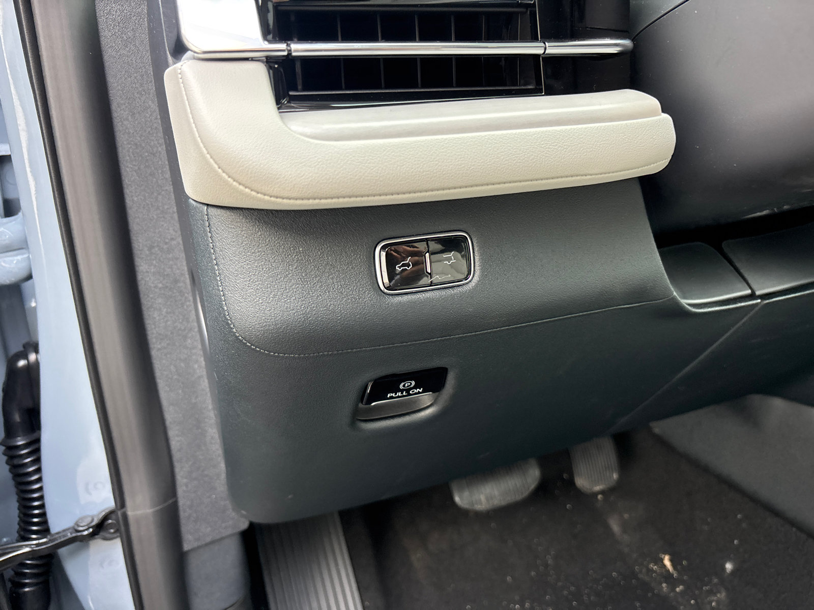 New 2026 Lincoln Navigator Reserve w/ Jet Appearance Package AWD/4WD image 13