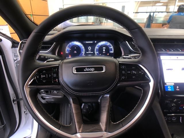 Used 2024 Jeep Grand Cherokee Overland w/ Luxury Tech Group IV image 13