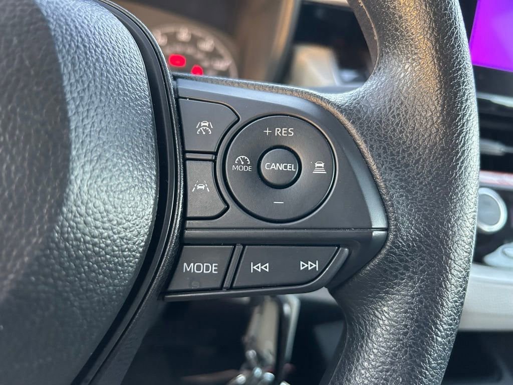 Used 2025 Toyota Corolla LE image 18