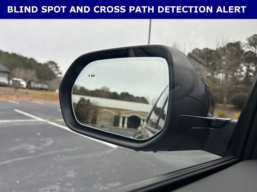 Used 2025 Chevrolet Traverse RS image 8