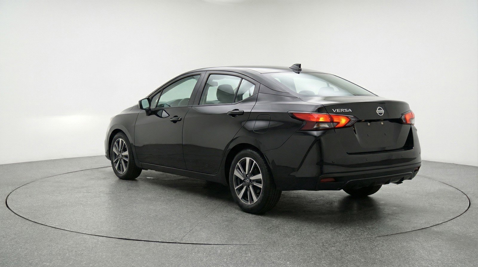 Used 2025 Nissan Versa SV FWD image 5