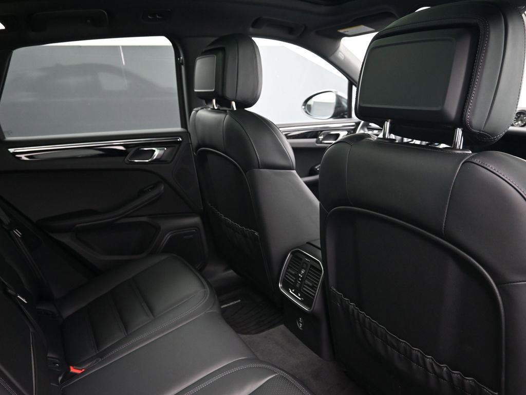 Certified 2026 Porsche Macan image 7