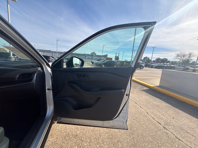 Used 2024 Nissan Rogue S AWD/4WD image 18