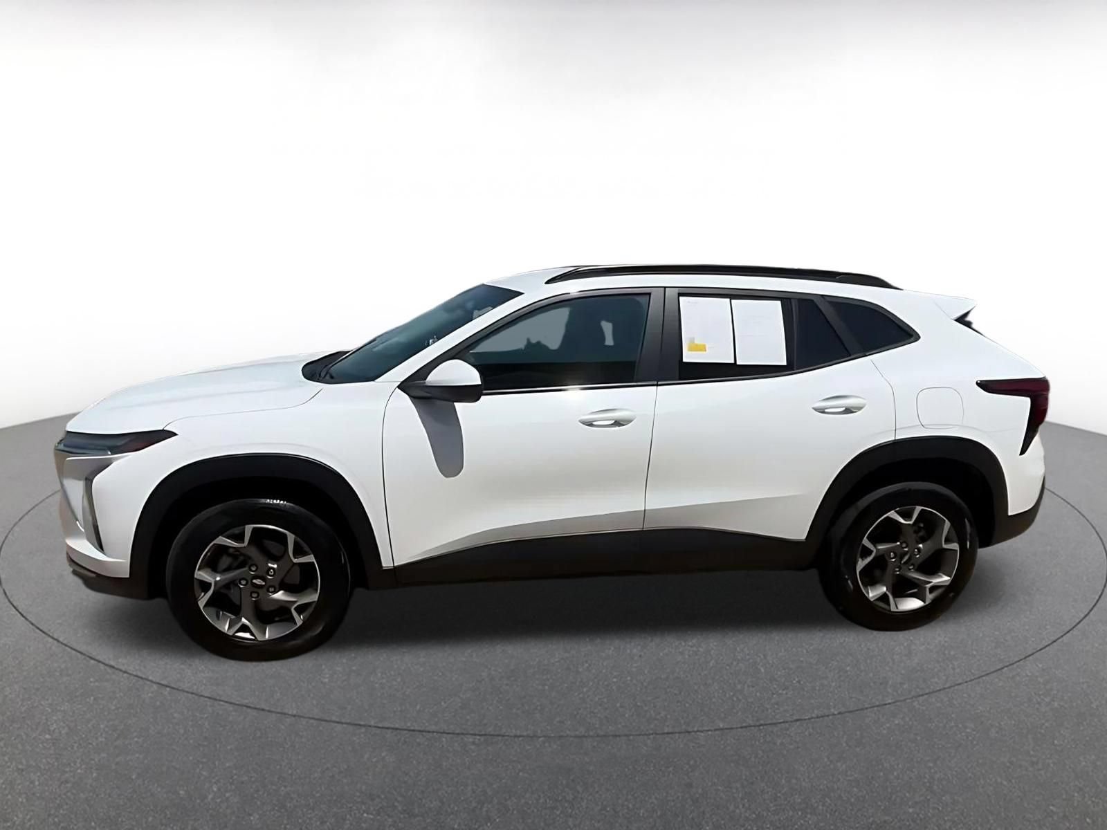 Used 2025 Chevrolet Trax LT FWD image 7